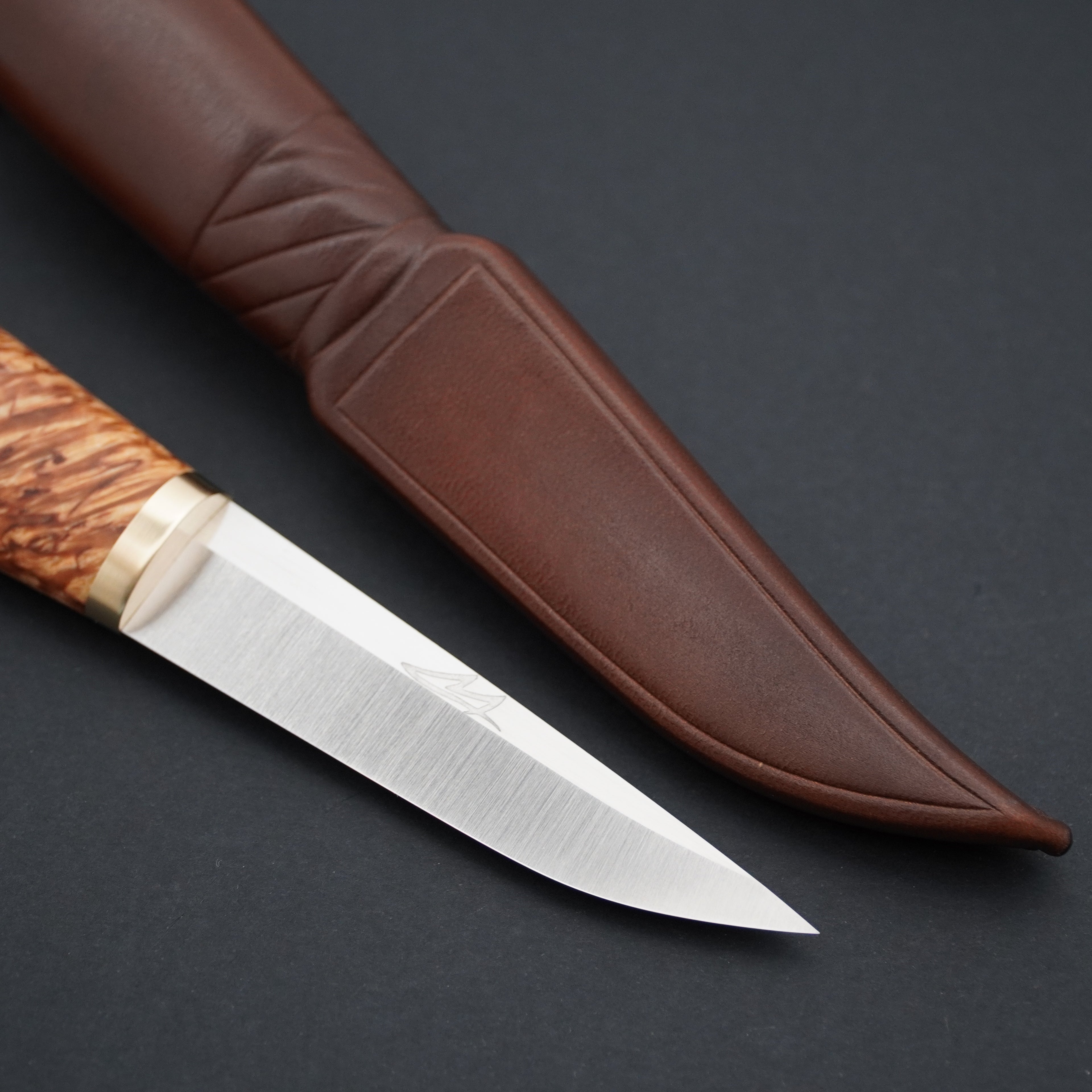 Puukko, Magnacut, stabilized X-cut curly birch