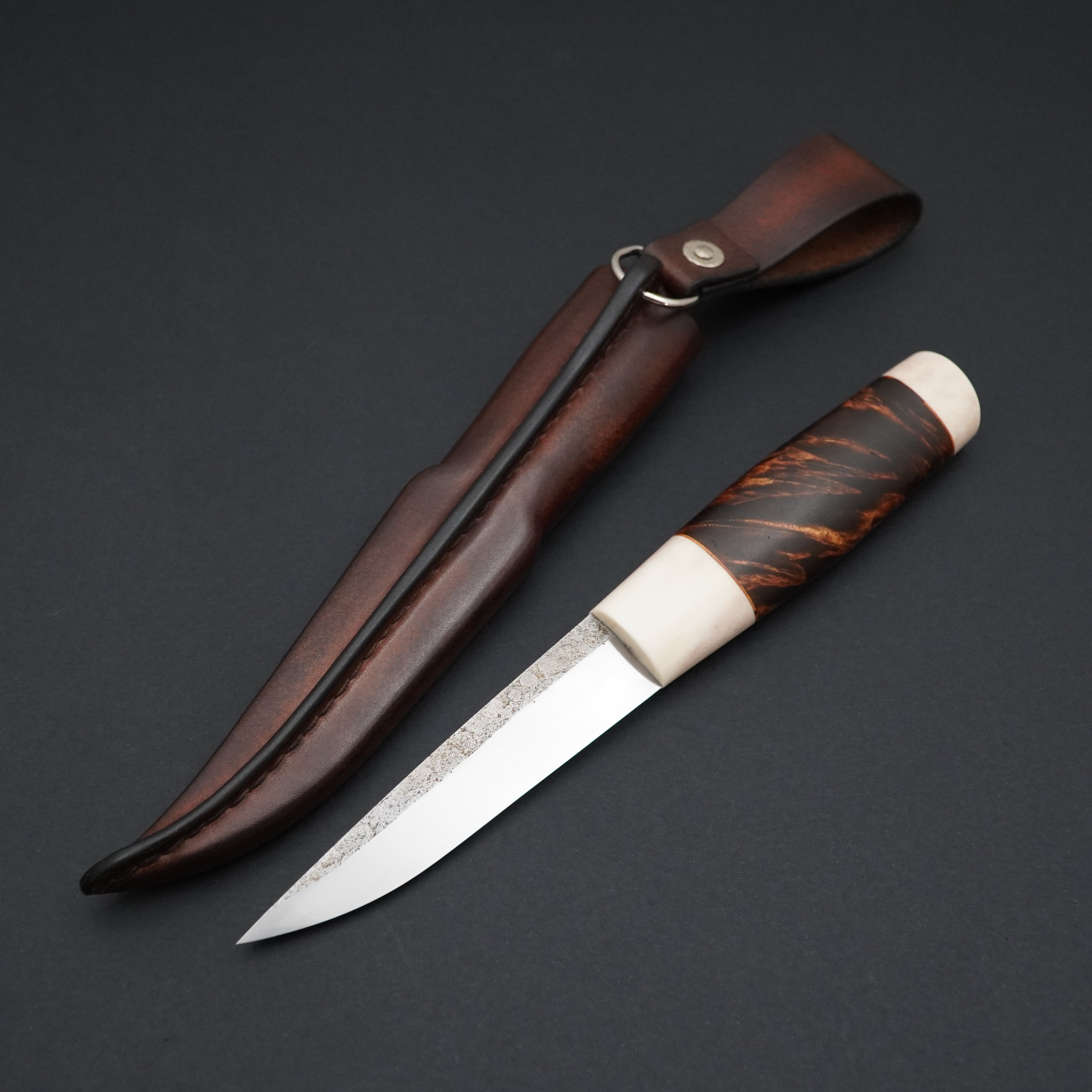 Puukko, reindeer antler/curly birch