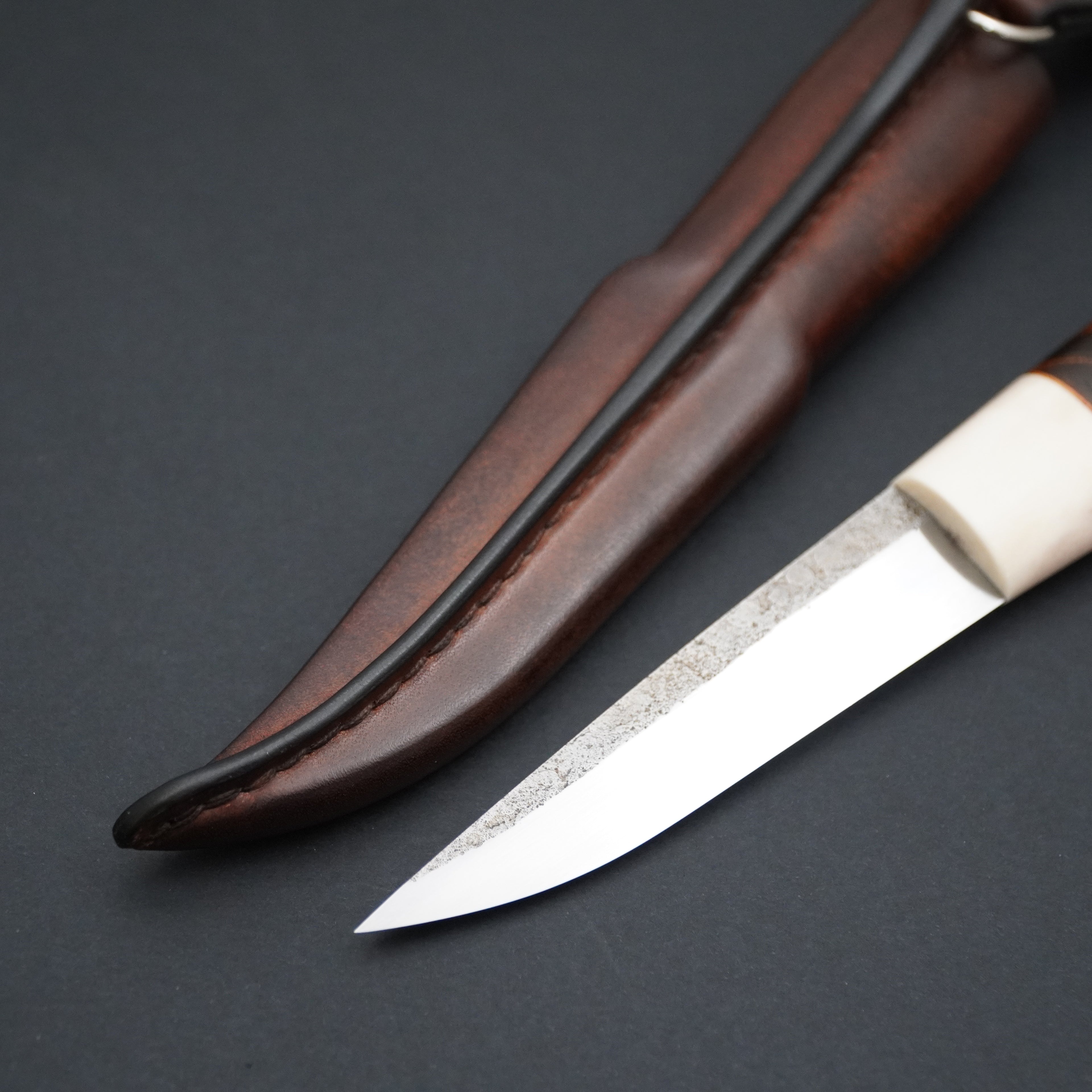 Puukko, reindeer antler/curly birch