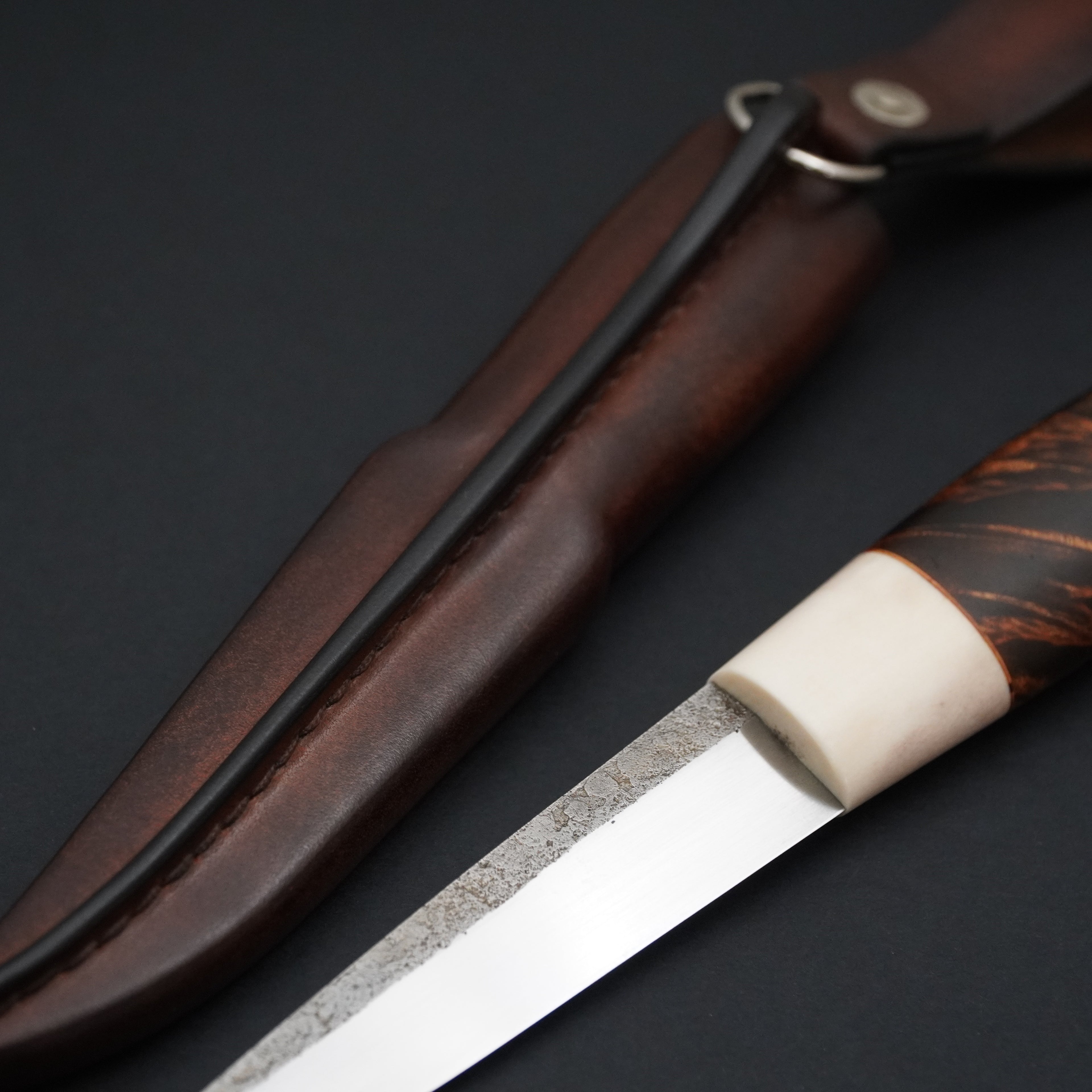 Puukko, reindeer antler/curly birch
