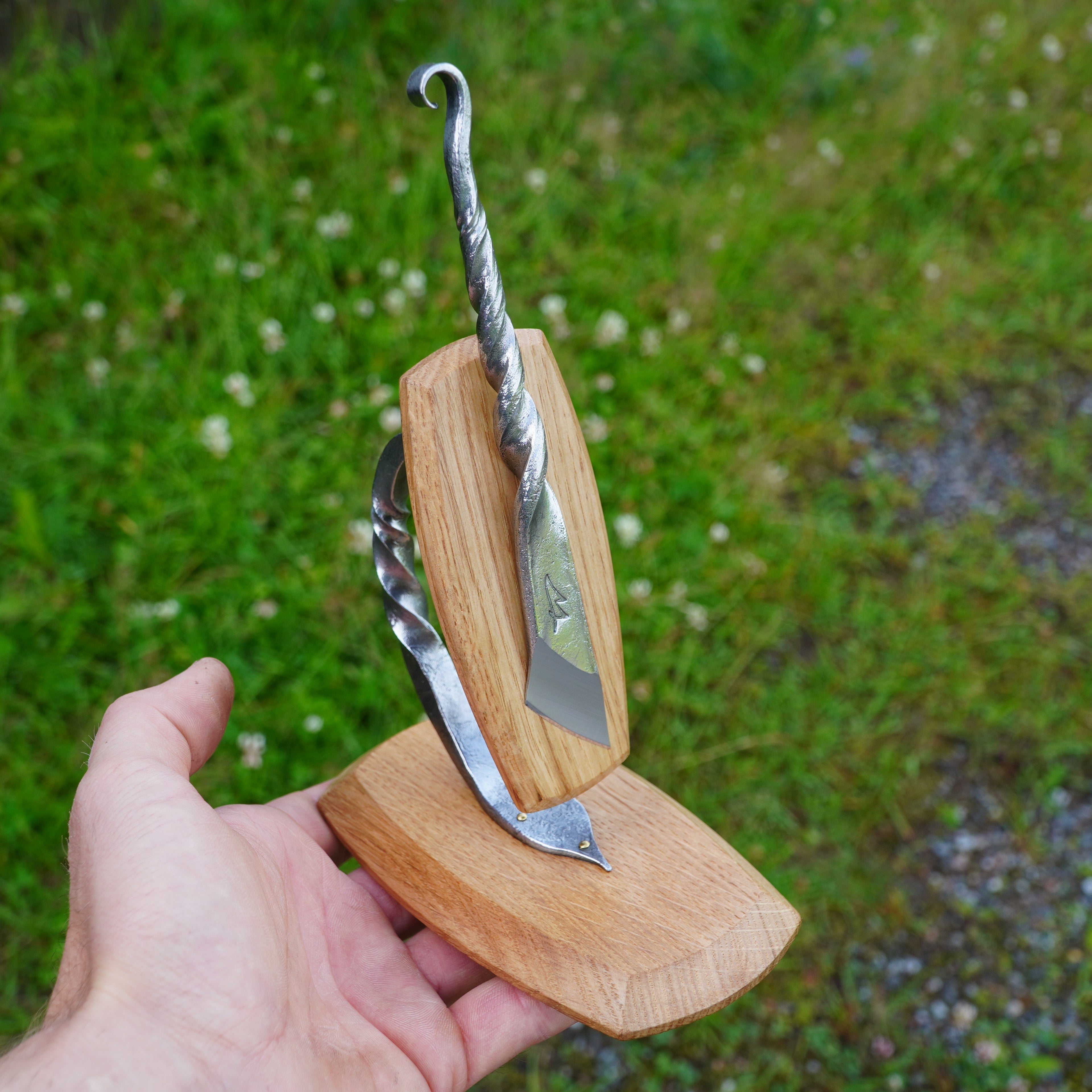 Magnetic knife stand