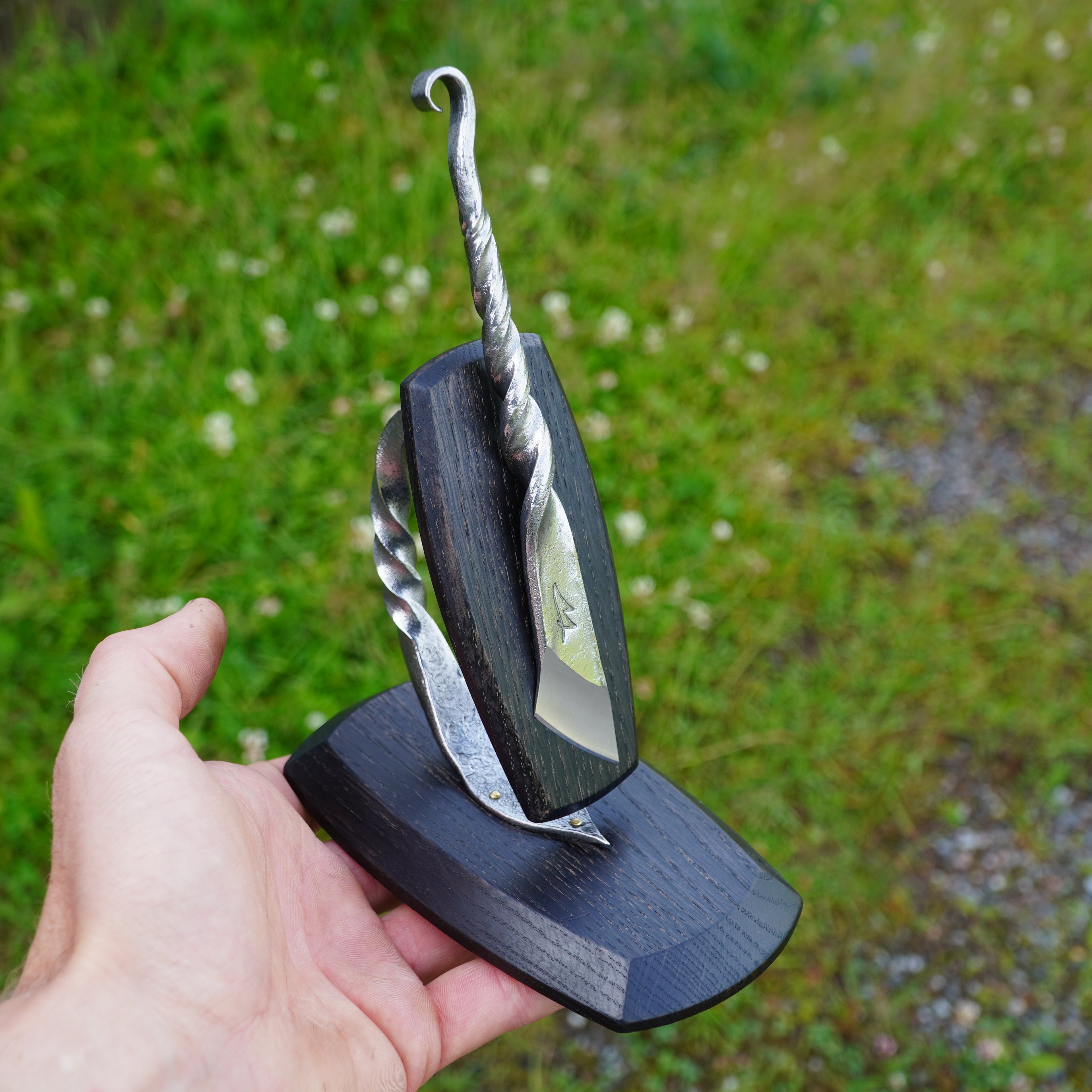 Magnetic knife stand