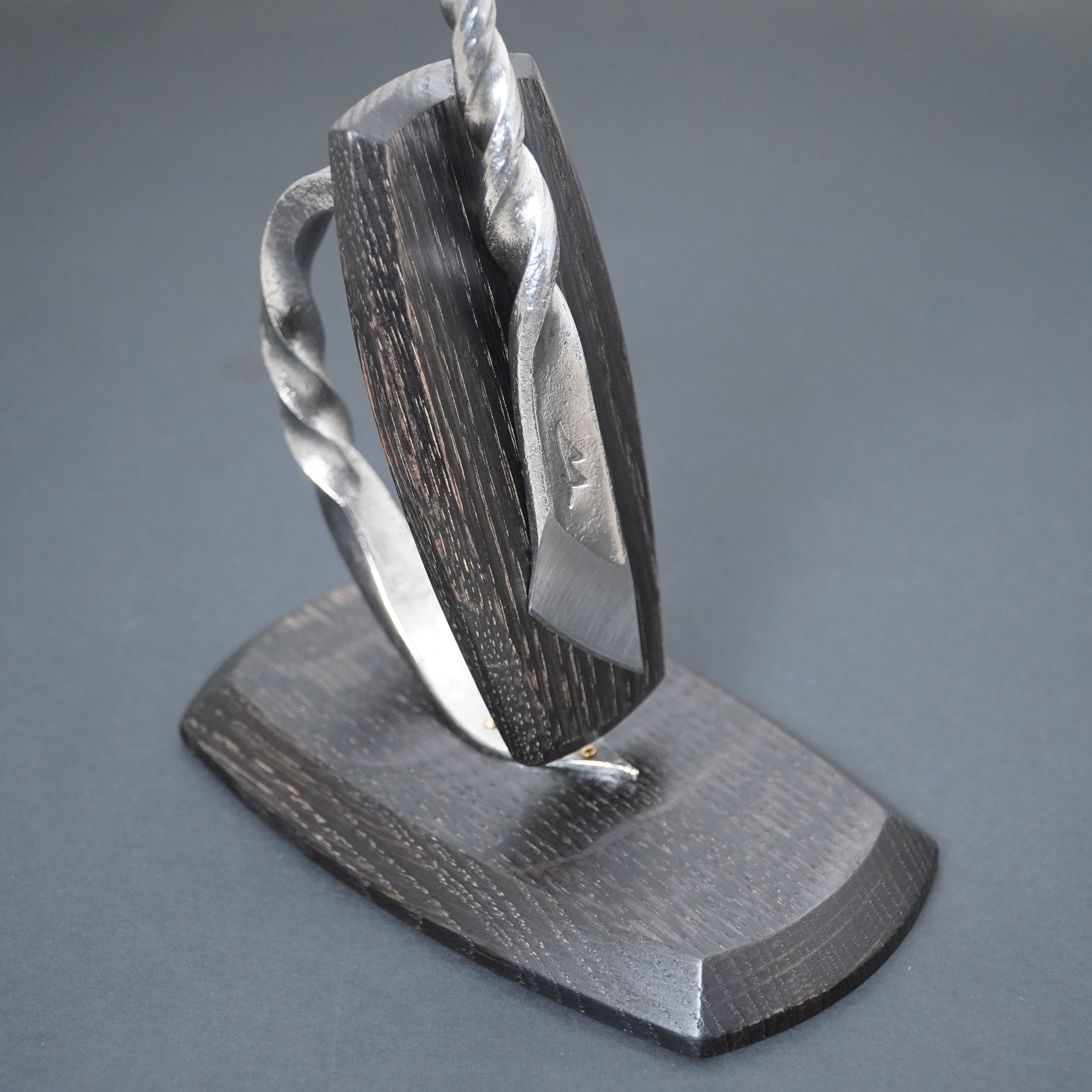 Magnetic knife stand