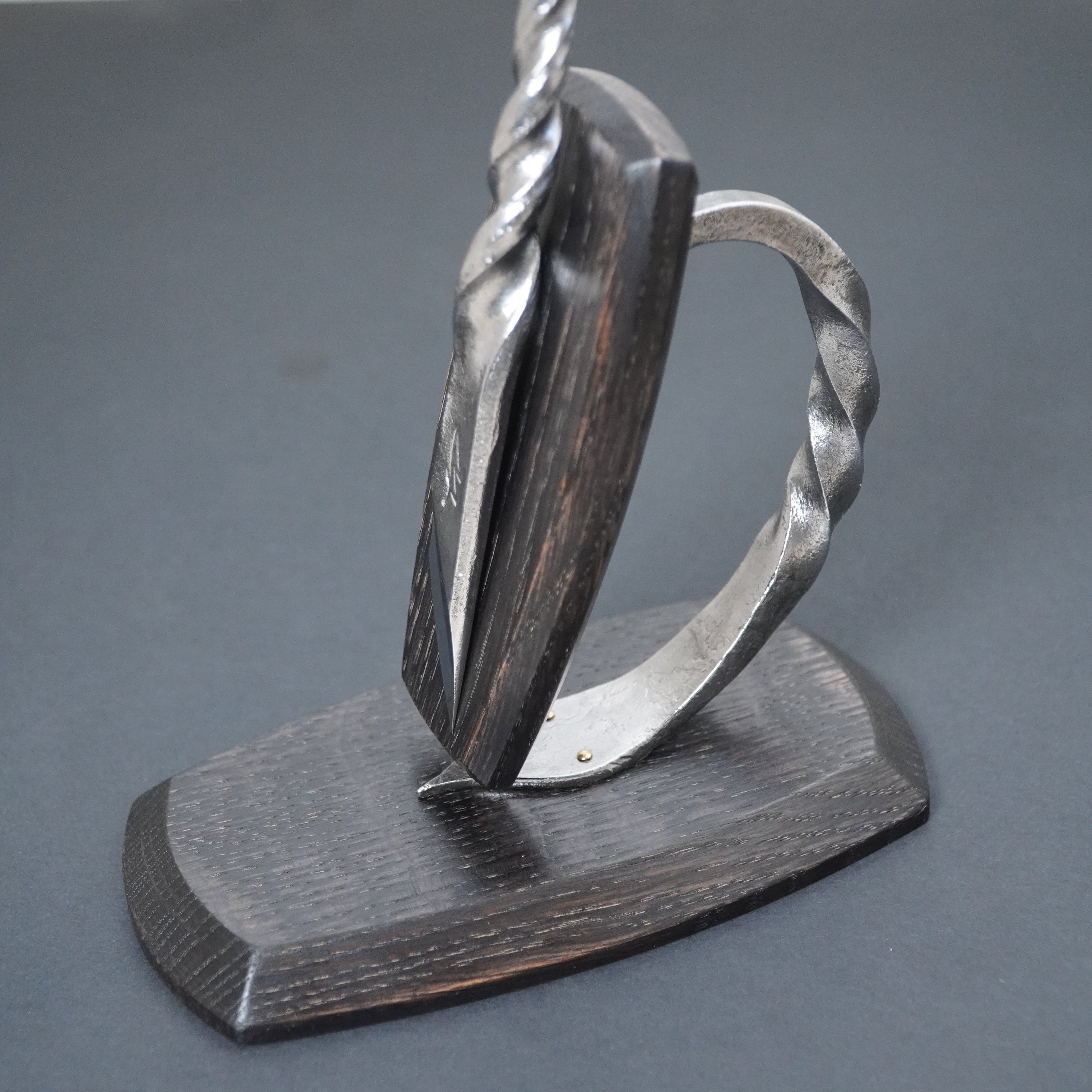 Magnetic knife stand