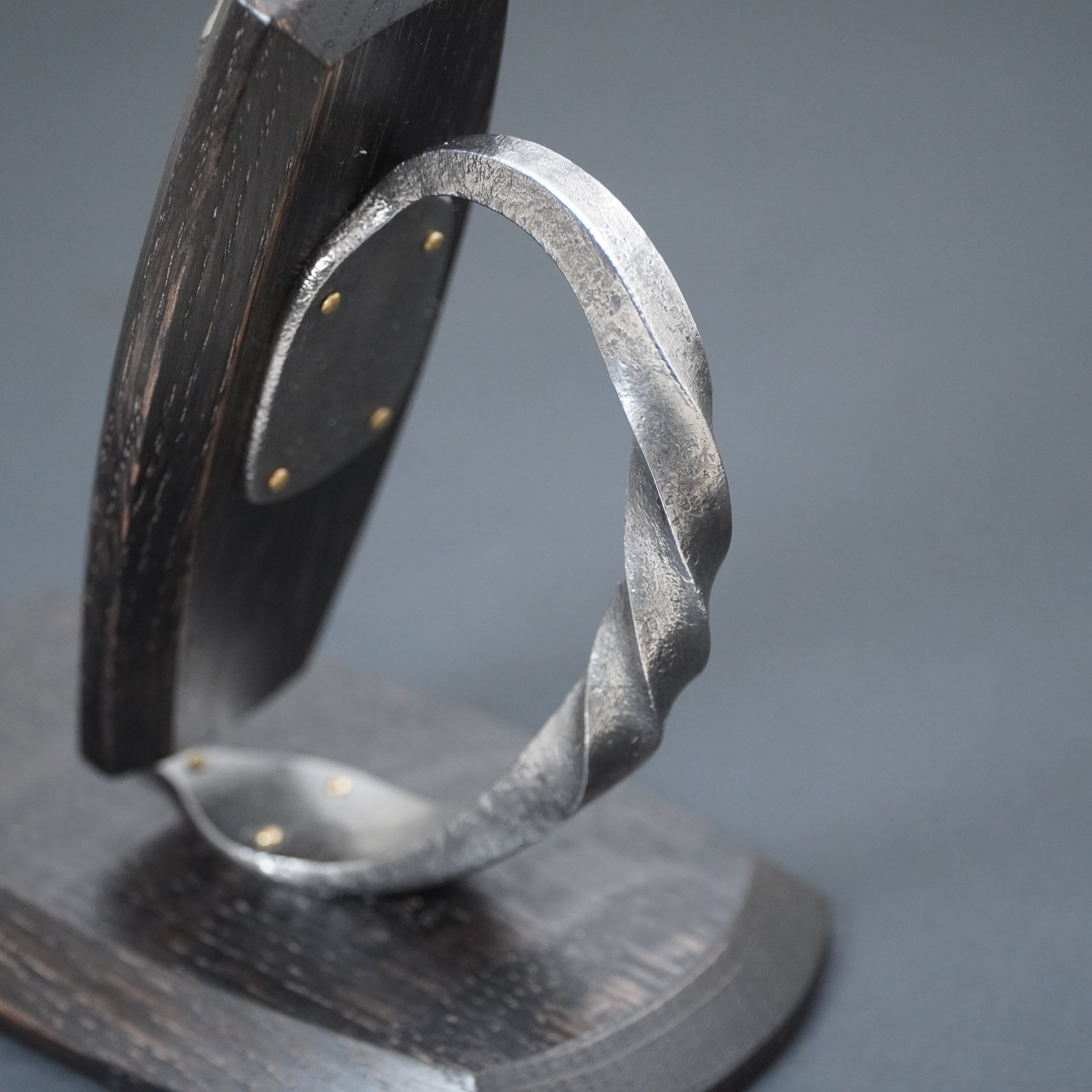 Magnetic knife stand