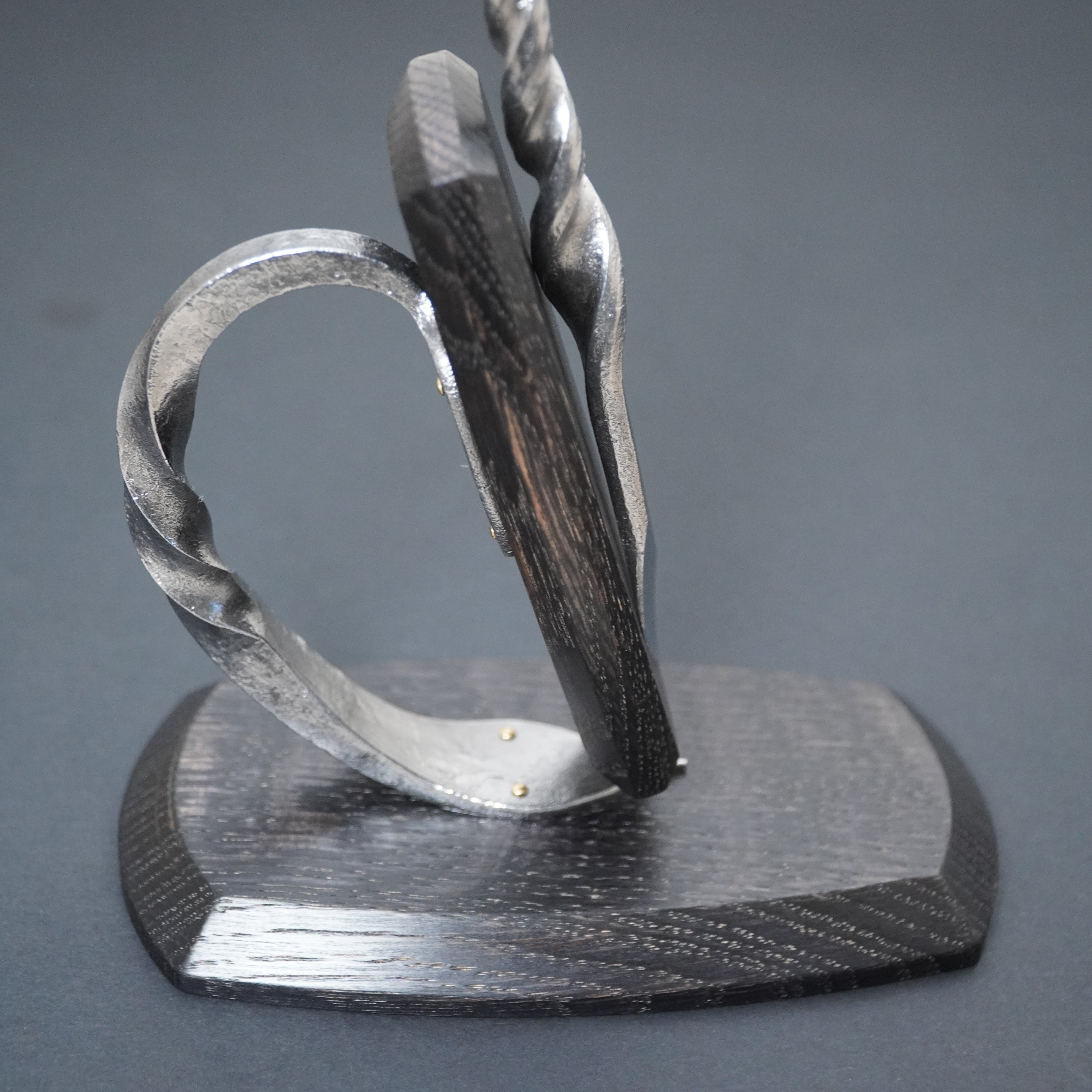 Magnetic knife stand